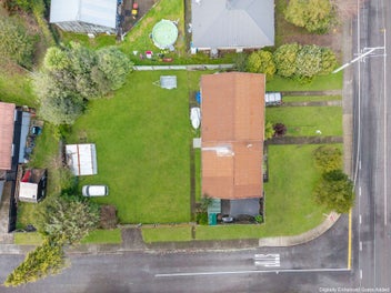 Kiwi Classic – Corner Property!