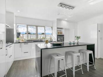 Double Glazed, 3 Bedrooms, 2 Bathrooms, Garage