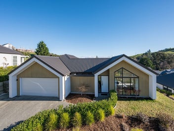 Rural & Sea Views, Great Storage &...