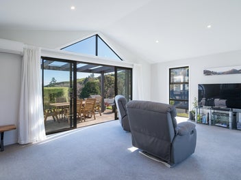 Rural & Sea Views, Great Storage &...