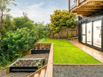 MODERN 3-BED NEAR-NEW