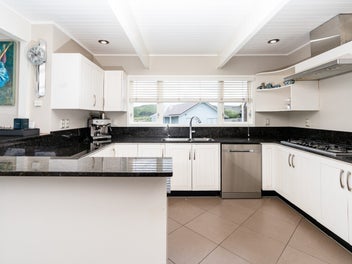 HUGE GARAGING & SPACE FOR HOBBIES