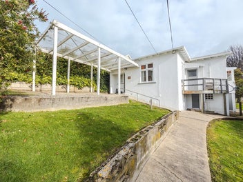 LOCATION, CHARM, WALK TO TOWN!