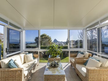 5 BED, 2 BATH - SPECTACULAR VIEWS