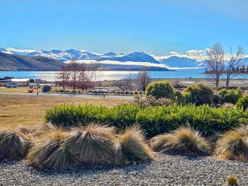 Stylish Elegance with Breathtaking Views: Lake Tek