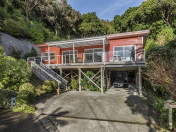 IMMACULATE, NEAR-NEW IN CENTRAL KARORI