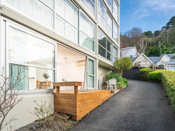 STYLISH THORNDON GEM WITH A VIEW!