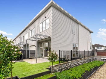 Near-New Modern Luxury - Large Garden
