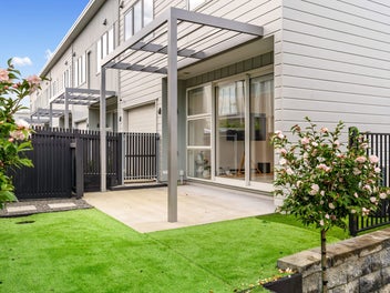 Corner-site Luxury, Private Garden Oasis