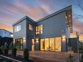Luxurious extended family living and entertain...