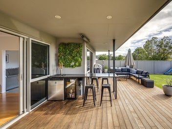 Outstanding, spacious family living – 2012 build