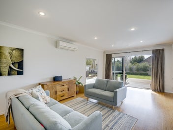Outstanding, spacious family living – 2012 build