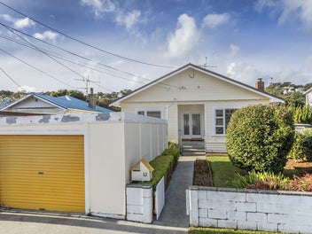 Spacious 4 Bedroom Home On 662m2 Flat Section!
