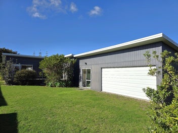 Relaxed Beach Vibes in Popular Sands Crescent