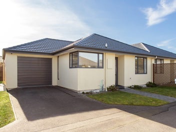 Sunny & Spacious Over-60's Retreat