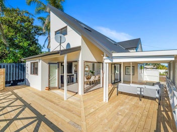 LOCATION, CONVENIENCE & EASY LIFESTYLE