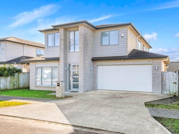 Modern 5-Bdrm, 3 Ensuite, Walk to Ormiston Schools