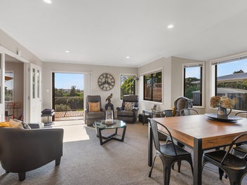 FIRM FAMILY FAVOURITE WITH BEAUTIFUL VIEWS!