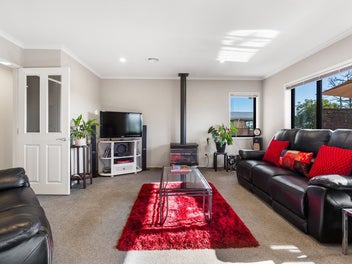 FIRM FAMILY FAVOURITE WITH BEAUTIFUL VIEWS!