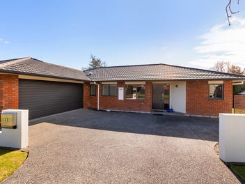 FIRM FAMILY FAVOURITE WITH BEAUTIFUL VIEWS!