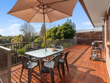 FIRM FAMILY FAVOURITE WITH BEAUTIFUL VIEWS!