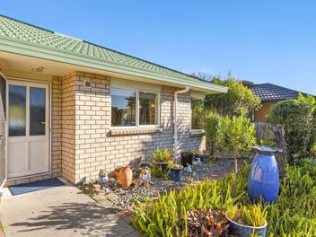 Tidy & private – walk to Coastlands!