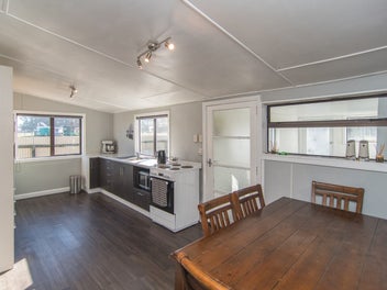 Renovated cottage, country outlook, close to town!