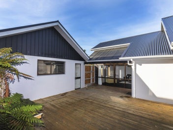 Coastal chic with retro flair