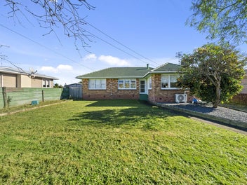 Classic Brick and Tile - 3 Beds + Large Backyard!