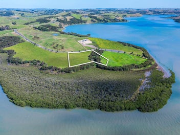 YOUR 1.2 ACRE WATERFRONT HAVEN!