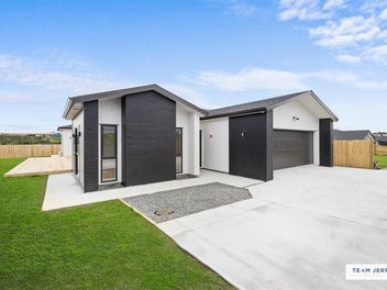 Spacious & Stylish - 2 Living with 2 Master Suites