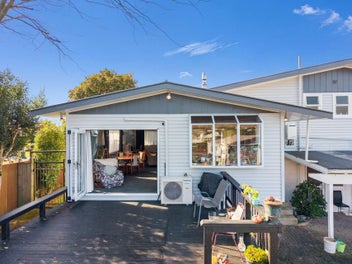 Modern kitchen, Pool, Huge Garage