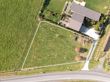 2,000m2 section in Clevedon Village