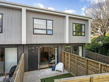 Easy Living in Days Bay – Minutes from the Beach