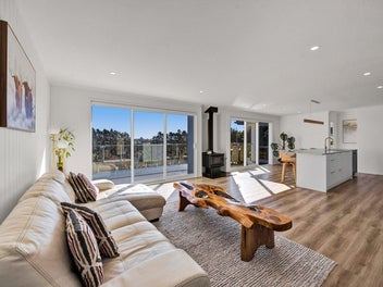Stylish, Sunny & Near New