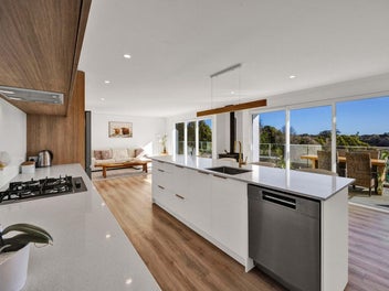 Stylish, Sunny & Near New