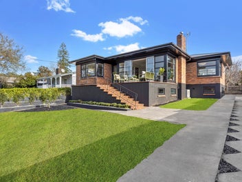 PRICE REDUCTION, MINUTES TO ONE TREE HILL
