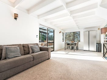 Central Sunny Freestanding 3 bedroom!