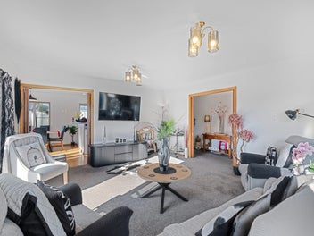 Sunny & spacious & storage