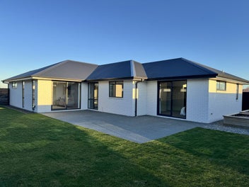 Upspecked Near NEW Family home