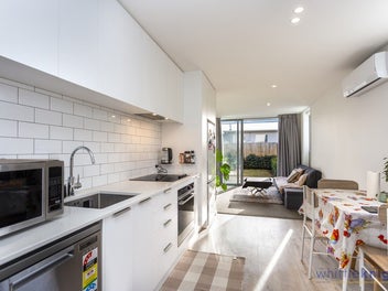 Head for Huxley! Sunny end townhouse