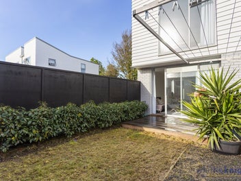 Head for Huxley! Sunny end townhouse