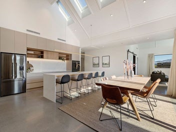 Show Home with spectacular spec!