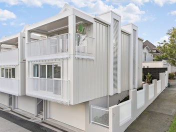 Brand New Freestanding Townhouse - Views and Lift