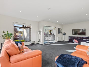 4 Car Garage and Self-Contained Flat!