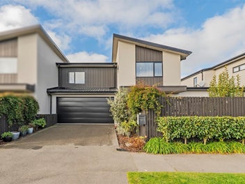 Your Lakeside Luxury !