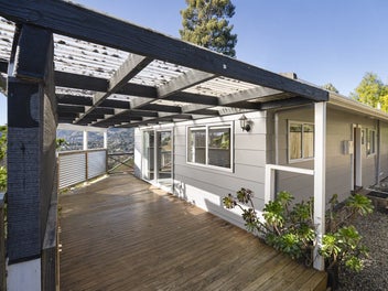 Affordable, Sunny in Britannia Heights!