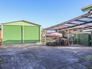Vacant Possession - Exceptional Garage Space!