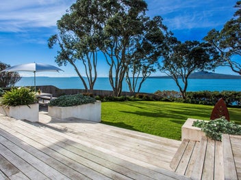 Cape Cod Elegance – Prime Waterfront Position