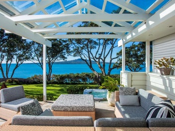 Cape Cod Elegance – Prime Waterfront Position